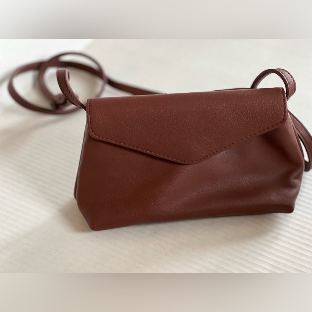 Universal thread small crossbody burgundy color. Used once